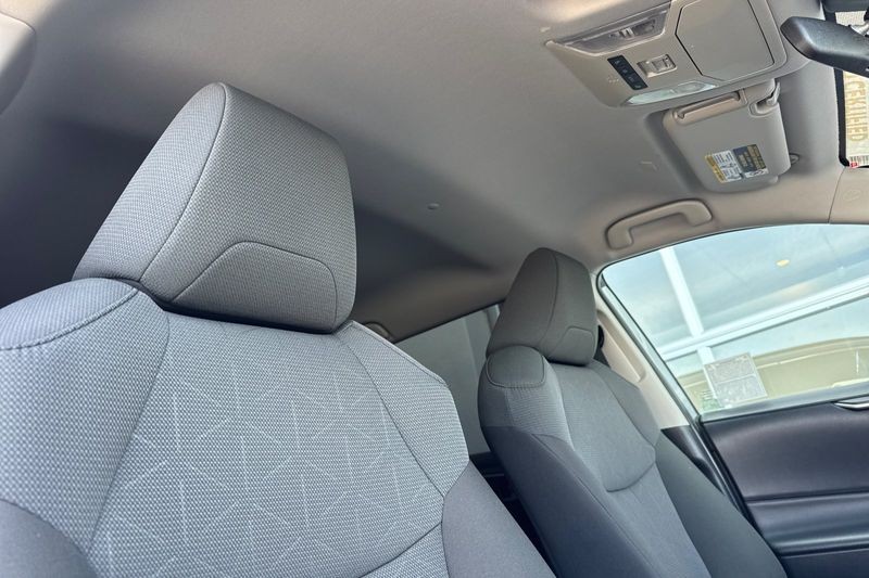 Toyota RAV4 Vehicle Full-screen Gallery Image 17