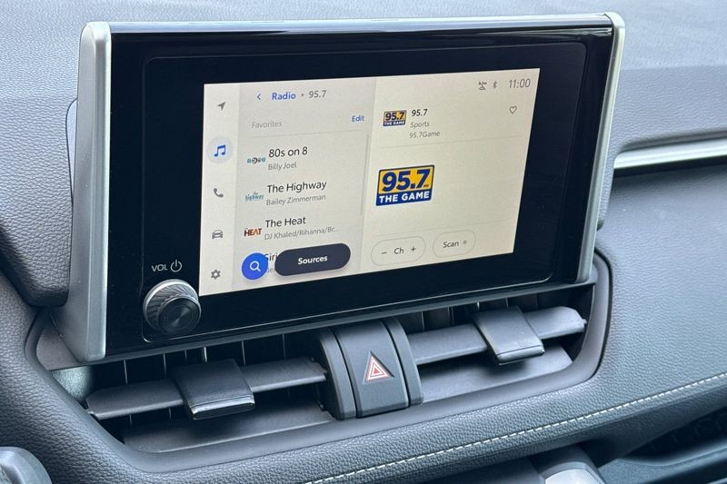 Toyota RAV4 Vehicle Full-screen Gallery Image 18