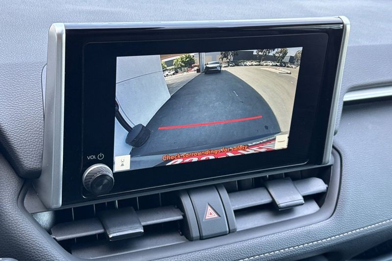 Toyota RAV4 Vehicle Full-screen Gallery Image 19