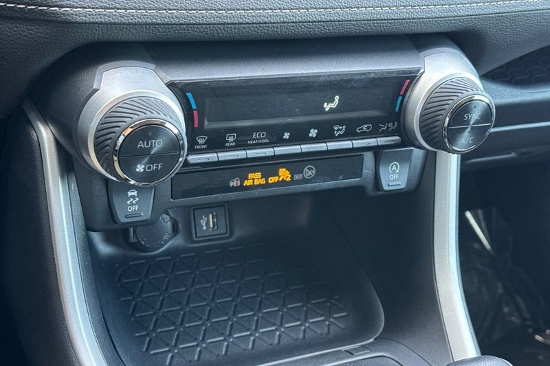Toyota RAV4 Vehicle Full-screen Gallery Image 20