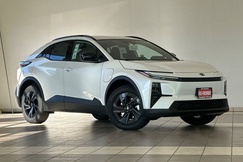 Toyota C-HR Vehicle Full-screen Gallery Image 02