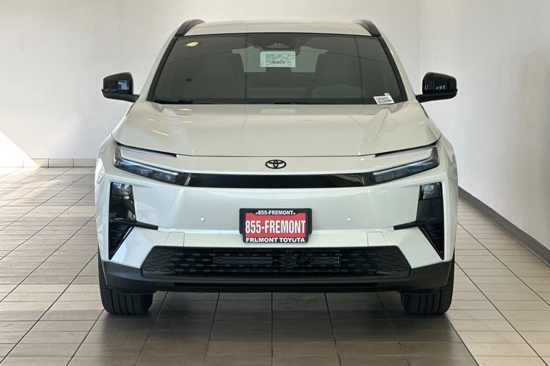 Toyota C-HR Vehicle Full-screen Gallery Image 03