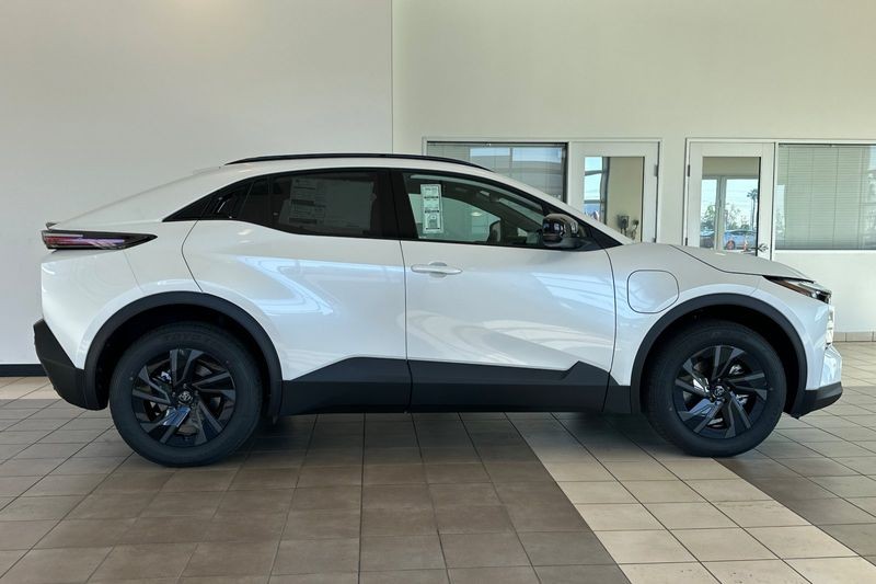 Toyota C-HR Vehicle Full-screen Gallery Image 04