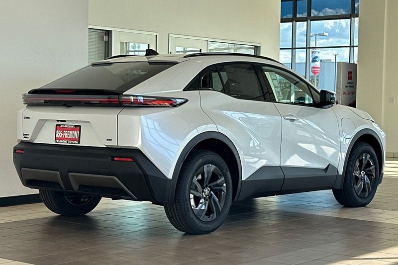 Toyota C-HR Vehicle Full-screen Gallery Image 05