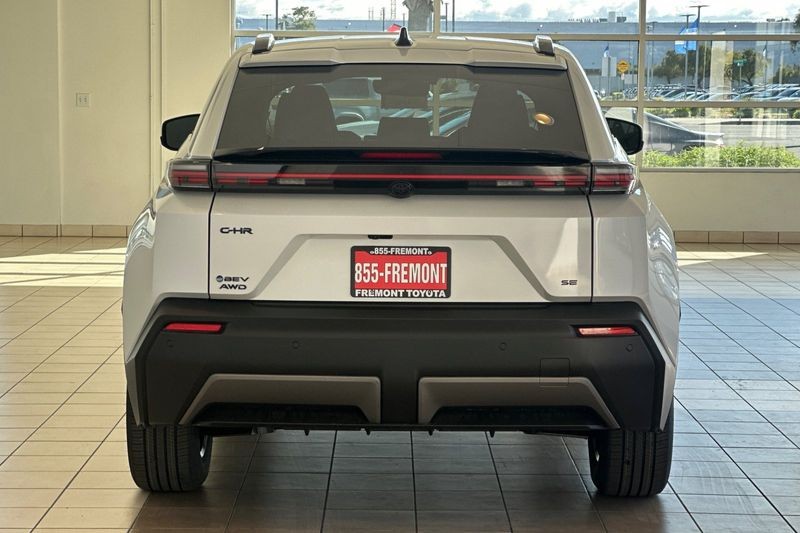 Toyota C-HR Vehicle Full-screen Gallery Image 06