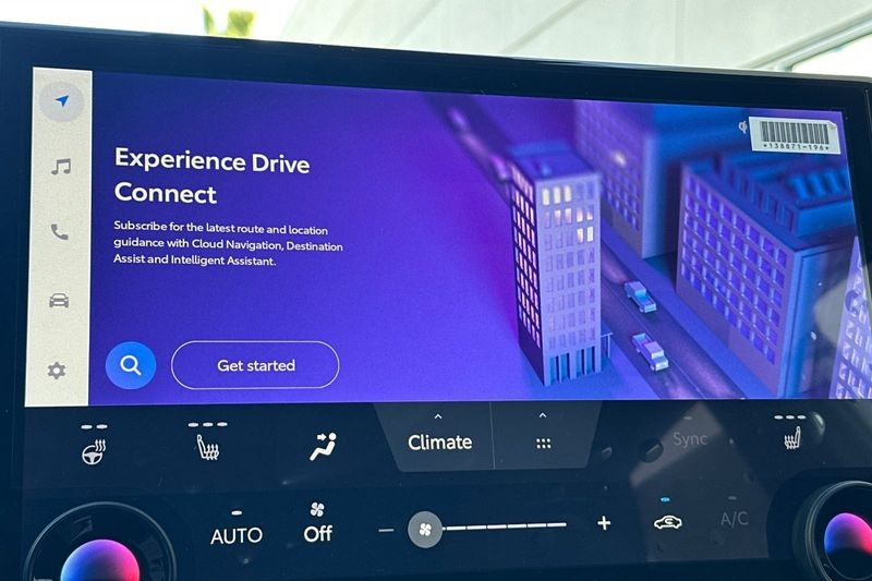 Toyota C-HR Vehicle Full-screen Gallery Image 17