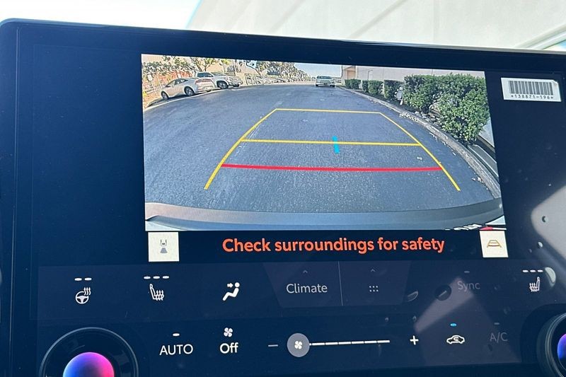 Toyota C-HR Vehicle Full-screen Gallery Image 18