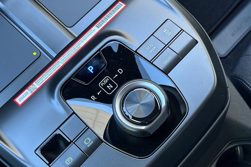 Toyota C-HR Vehicle Full-screen Gallery Image 20