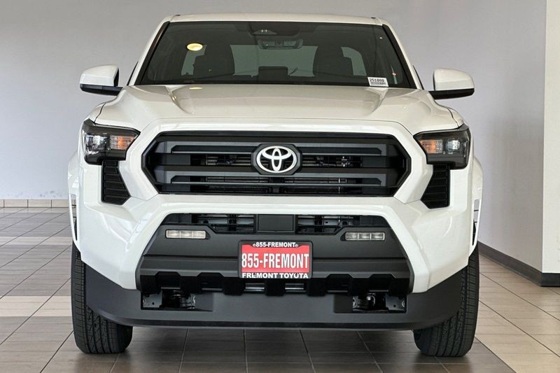 Toyota Tacoma 4WD Vehicle Full-screen Gallery Image 04