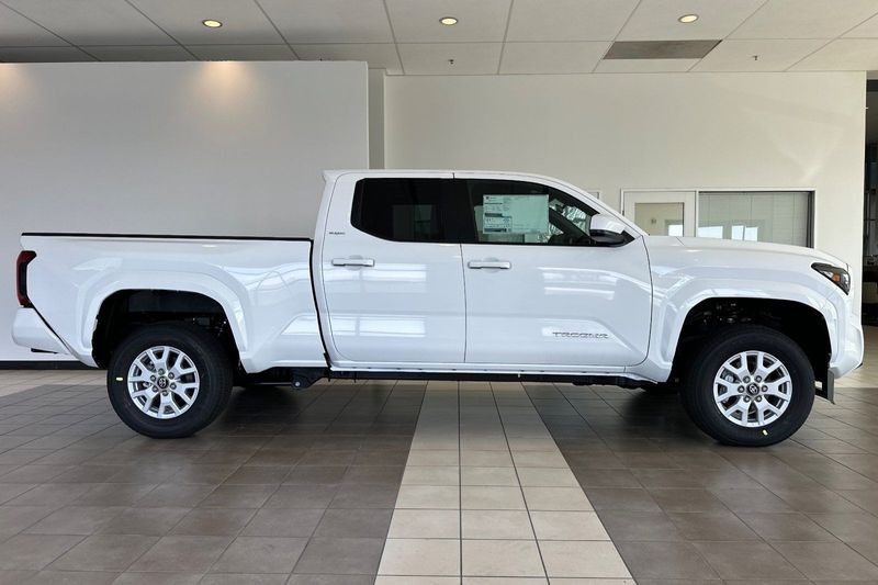 Toyota Tacoma 4WD Vehicle Full-screen Gallery Image 05
