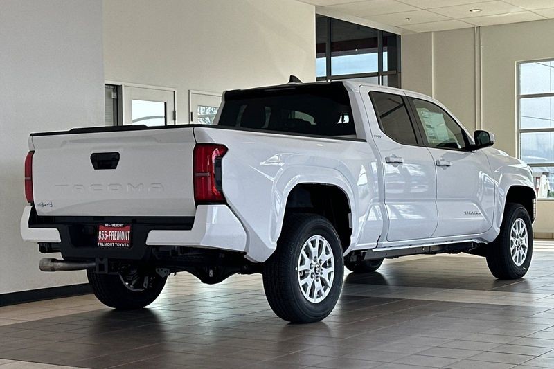 Toyota Tacoma 4WD Vehicle Full-screen Gallery Image 06