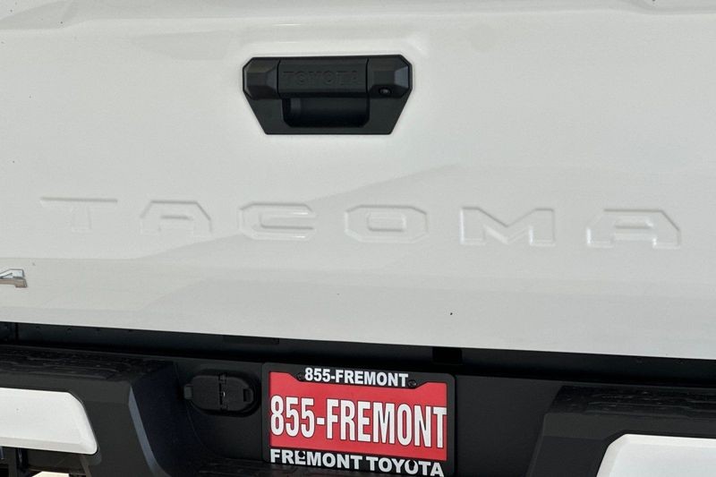 Toyota Tacoma 4WD Vehicle Full-screen Gallery Image 08