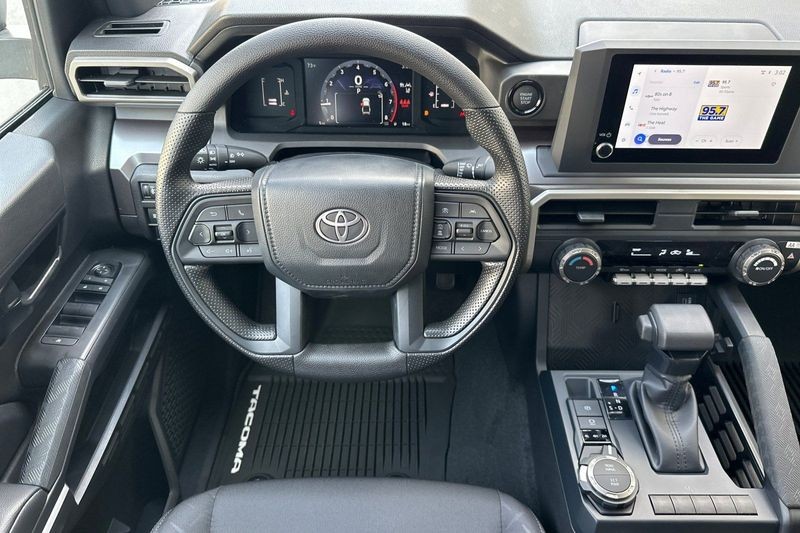 Toyota Tacoma 4WD Vehicle Full-screen Gallery Image 13