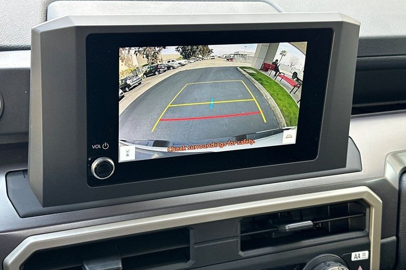 Toyota Tacoma 4WD Vehicle Full-screen Gallery Image 17