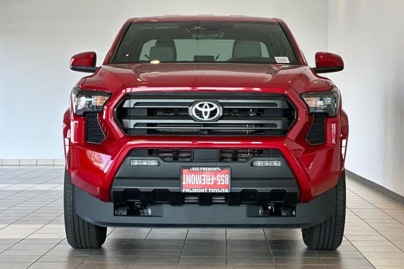 Toyota Tacoma 4WD Vehicle Full-screen Gallery Image 04