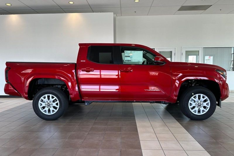 Toyota Tacoma 4WD Vehicle Full-screen Gallery Image 05