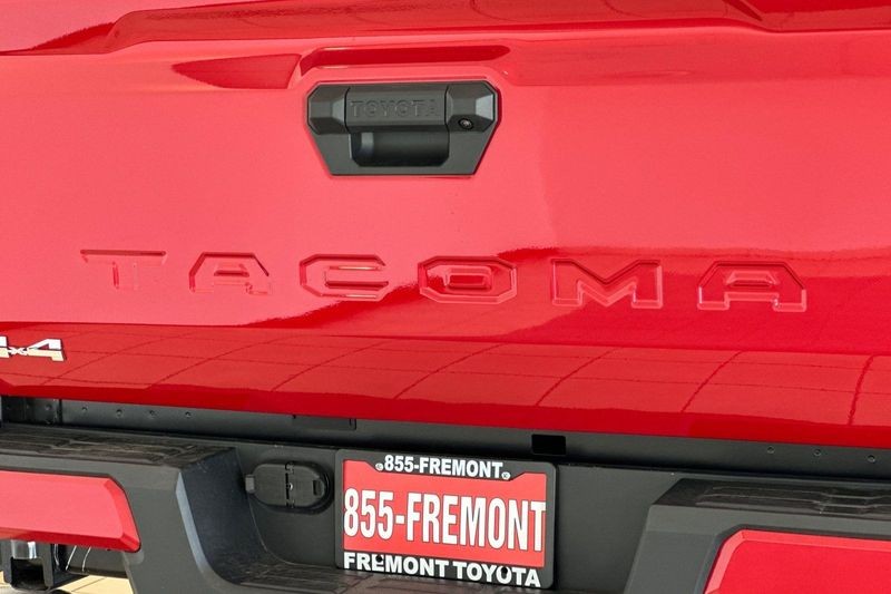 Toyota Tacoma 4WD Vehicle Full-screen Gallery Image 08