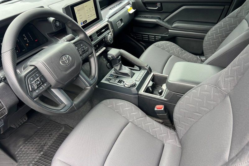 Toyota Tacoma 4WD Vehicle Full-screen Gallery Image 09