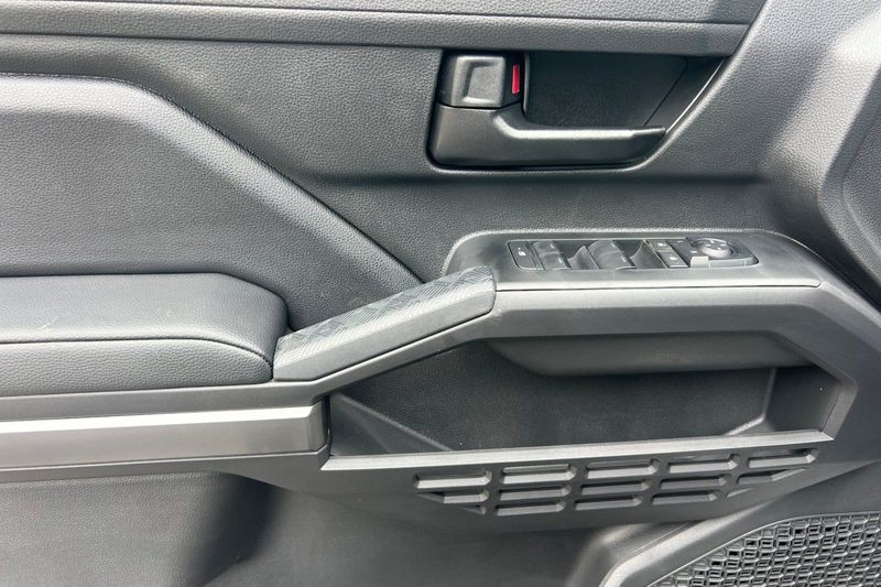 Toyota Tacoma 4WD Vehicle Full-screen Gallery Image 10