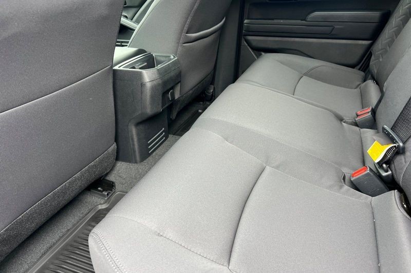 Toyota Tacoma 4WD Vehicle Full-screen Gallery Image 11