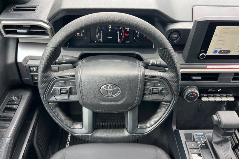 Toyota Tacoma 4WD Vehicle Full-screen Gallery Image 13