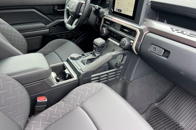 Toyota Tacoma 4WD Vehicle Full-screen Gallery Image 14