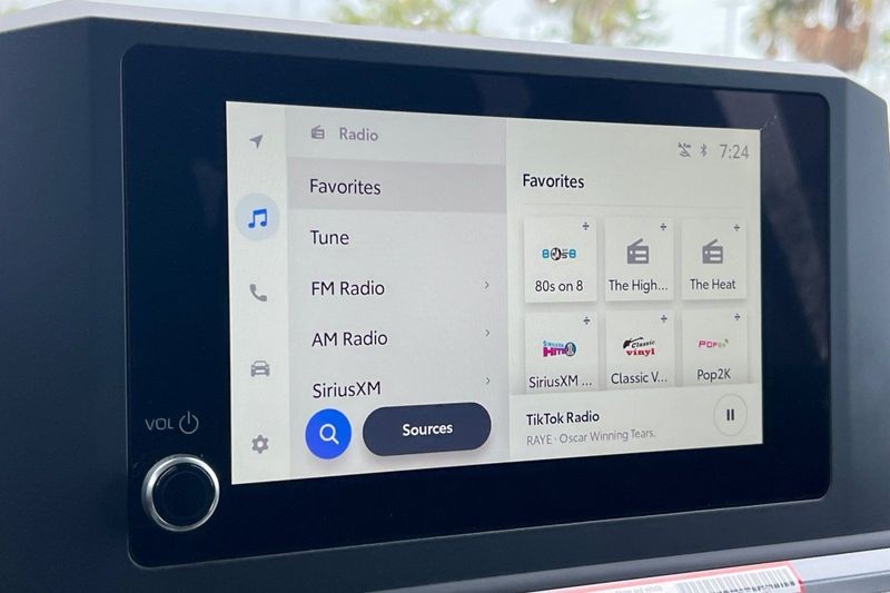 Toyota Tacoma 4WD Vehicle Full-screen Gallery Image 16