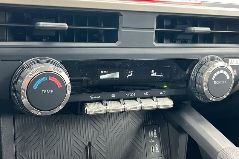 Toyota Tacoma 4WD Vehicle Full-screen Gallery Image 18