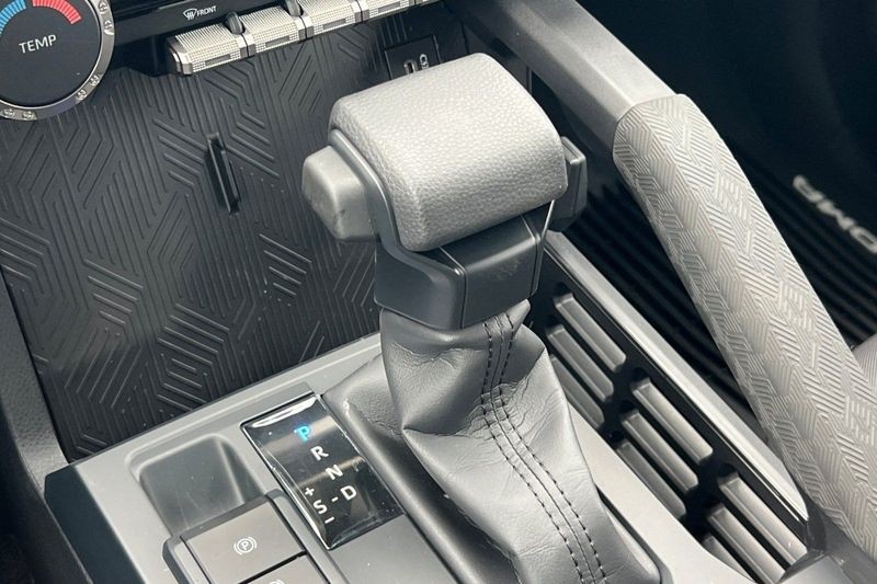 Toyota Tacoma 4WD Vehicle Full-screen Gallery Image 19
