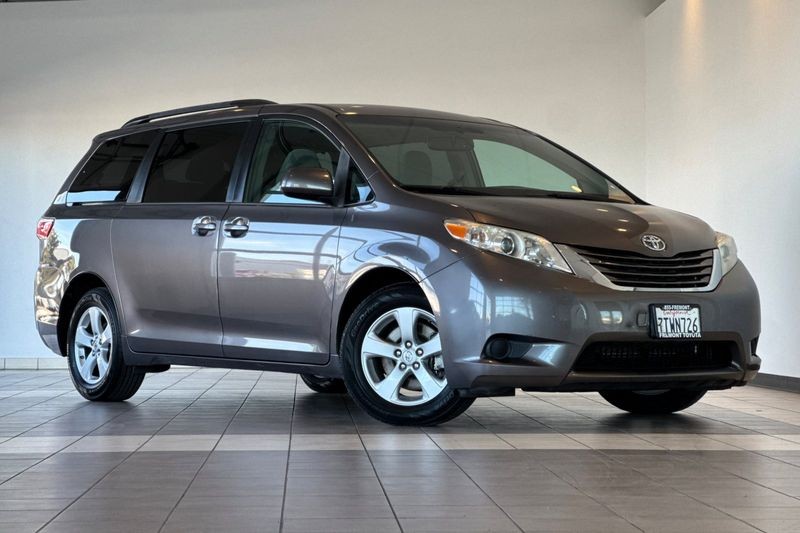 Toyota Sienna Vehicle Full-screen Gallery Image 02
