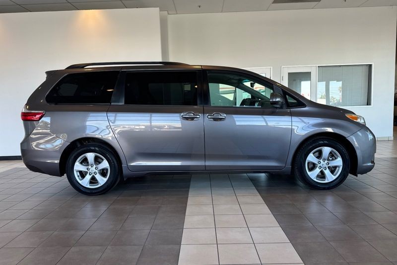 Toyota Sienna Vehicle Full-screen Gallery Image 03