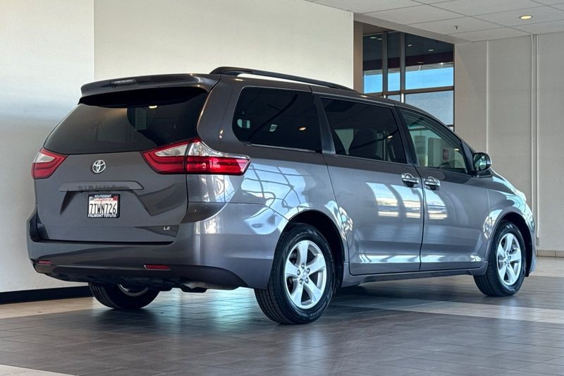 Toyota Sienna Vehicle Full-screen Gallery Image 04