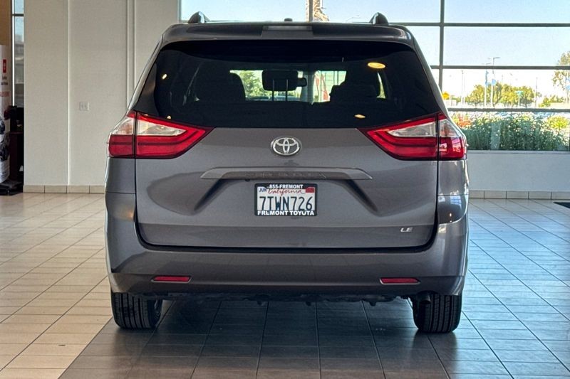 Toyota Sienna Vehicle Full-screen Gallery Image 05