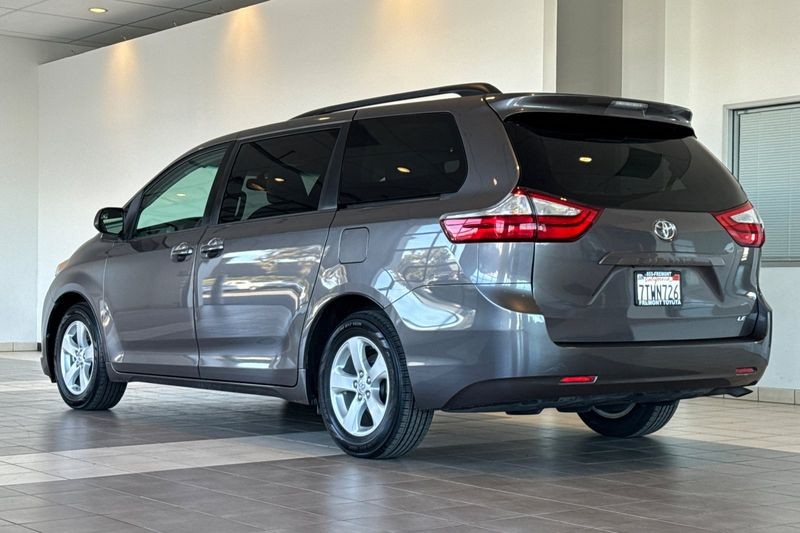 Toyota Sienna Vehicle Full-screen Gallery Image 06
