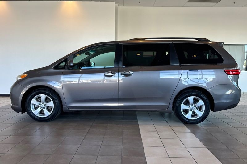 Toyota Sienna Vehicle Full-screen Gallery Image 07