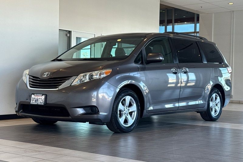 Toyota Sienna Vehicle Full-screen Gallery Image 08