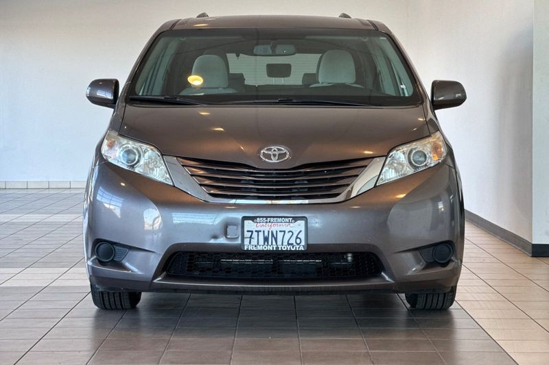 Toyota Sienna Vehicle Full-screen Gallery Image 09