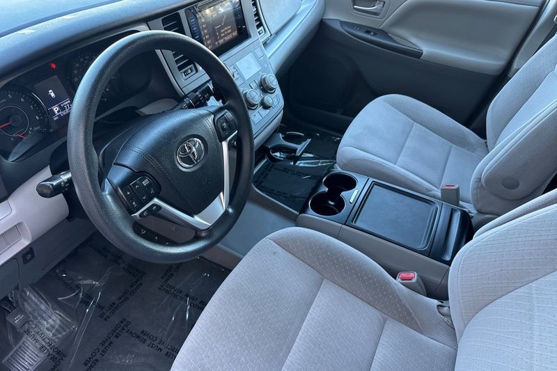 Toyota Sienna Vehicle Full-screen Gallery Image 10
