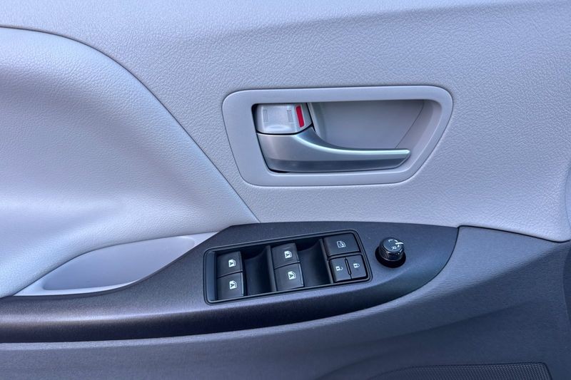 Toyota Sienna Vehicle Full-screen Gallery Image 11