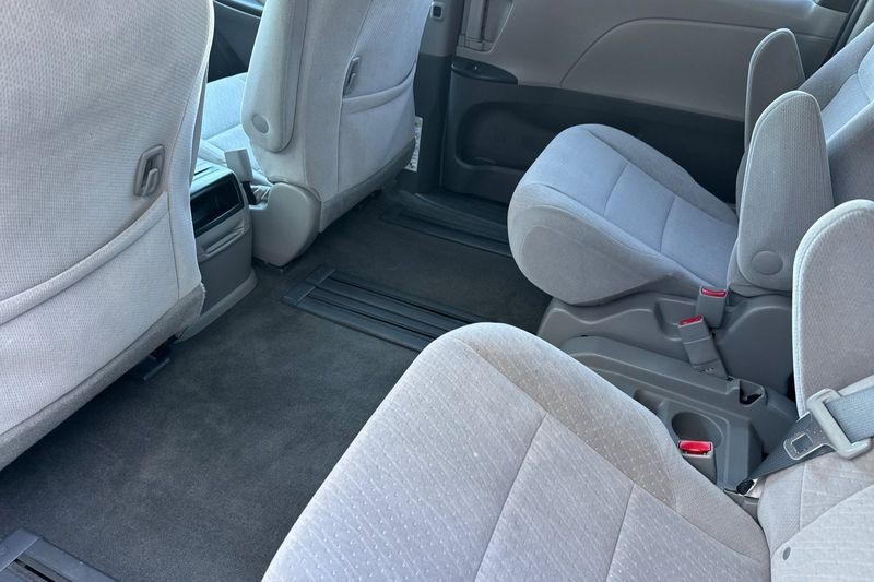 Toyota Sienna Vehicle Full-screen Gallery Image 12