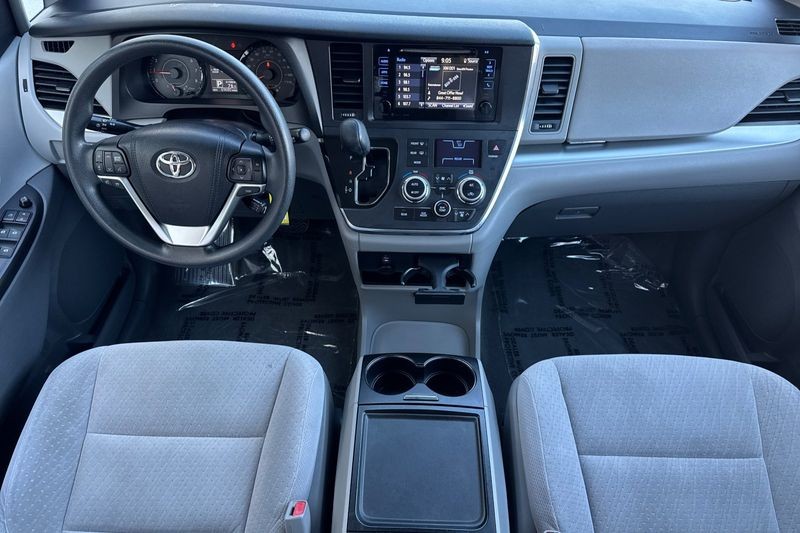 Toyota Sienna Vehicle Full-screen Gallery Image 13