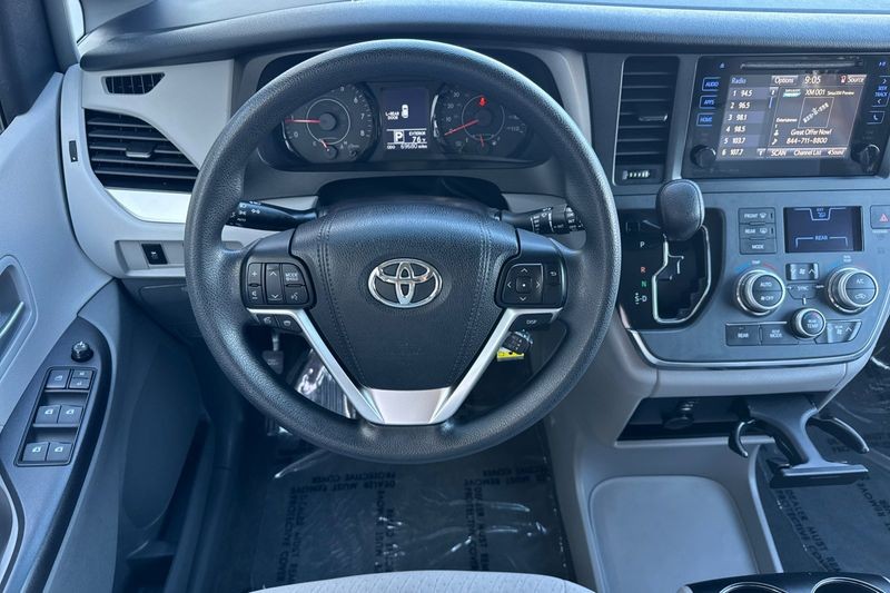 Toyota Sienna Vehicle Full-screen Gallery Image 14
