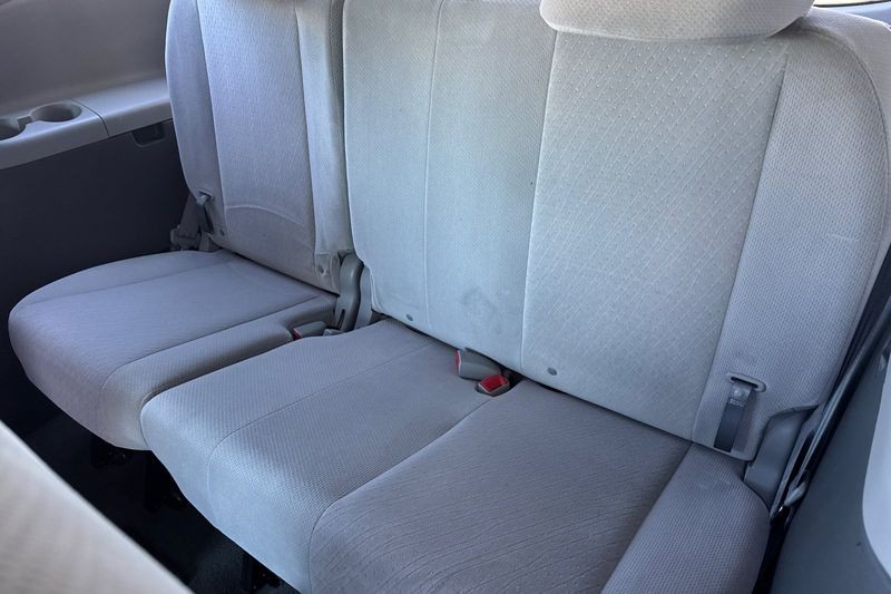 Toyota Sienna Vehicle Full-screen Gallery Image 15