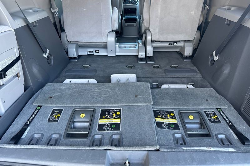 Toyota Sienna Vehicle Full-screen Gallery Image 16