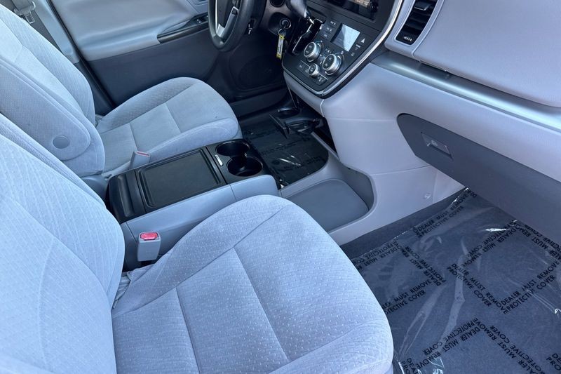 Toyota Sienna Vehicle Full-screen Gallery Image 17