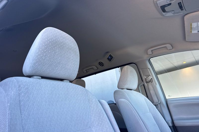 Toyota Sienna Vehicle Full-screen Gallery Image 18