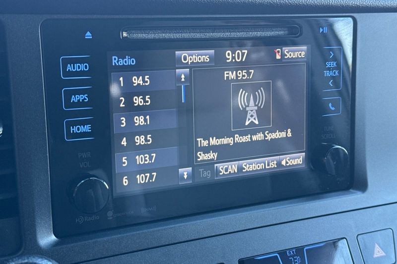 Toyota Sienna Vehicle Full-screen Gallery Image 19