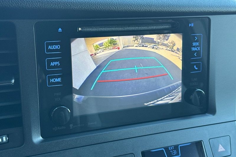 Toyota Sienna Vehicle Full-screen Gallery Image 20