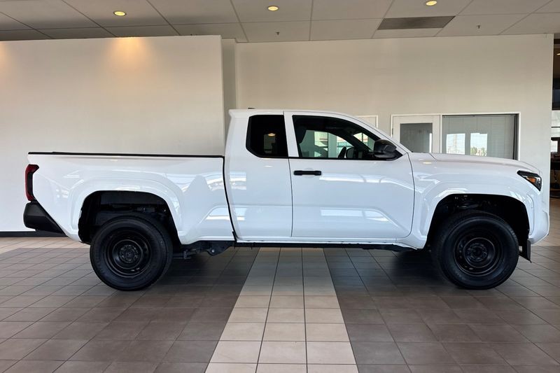 Toyota Tacoma 2WD Vehicle Full-screen Gallery Image 03