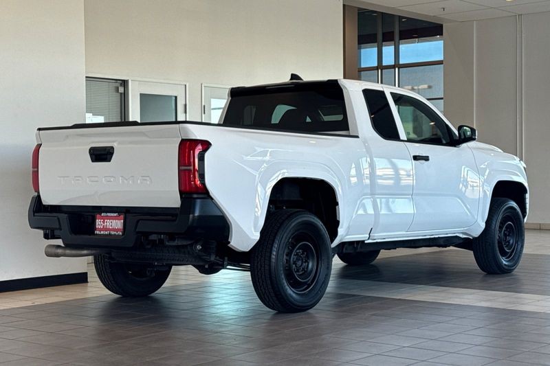 Toyota Tacoma 2WD Vehicle Full-screen Gallery Image 04